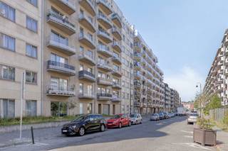  Instapklaar 2-slpk appartement te Sint-Jans-Molenbeek Dit rustig gelegen appartement van 96 m² bestaat uit een inkomhal, apart toilet, leefruimte...