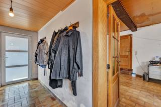 <p>In een rustige straat in <strong>Lede</strong> vinden we deze <strong>te renoveren</strong> woning met <strong>3 slaapkamers</strong> en een <strong>garage</strong>. Via de inkomhal komen we in de <strong>ruime leefruimte</strong> terecht. Via de leefruimte is er directe toegang tot de keuken. Op het <strong>gelijkvloers</strong> vinden we ook nog de badkamer terug, die voorzien is van een <strong>ligbad</strong>. Via de keuken kunnen we ook het <strong>terras</strong> betreden. Via een vaste trap betreden we de <strong>eerste verdieping,</strong> waar we <strong>3 volwaardige slaapkamers</strong> terugvinden. Via een uittrekbare trap vinden we de <strong>zolder</strong> terug, die kan dienen als <strong>stockageruimte</strong>. Verder is er nog een <strong>ruime garage</strong> voorzien. Het <strong>dak</strong> werd <strong>vernieuwd in 2024</strong>. <strong>Rustige ligging - Dak vernieuwd - Garage</strong></p><p></p><p>De verkoper behoudt zich het recht voor om elk bod, ongeacht de hoogte ervan, te aanvaarden of te weigeren.</p>