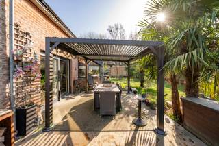 ***A VENDRE*** - Située à Petit-Enghien, à la limite de Rebecq (BW), cette charmante villa datant de 2006 vous séduira par ses beaux volumes, sa luminosité et ses superbes espaces extérieurs, tout en restant proche des commodités.<br /><br />Le rez-de-chaussée s’ouvre sur un hall d’entrée accueillant avec WC séparé, menant vers un vaste et lumineux séjour avec salle à manger de plus de 55 m², idéal pour recevoir et profiter d’une agréable vue sur le jardin. La cuisine super équipée, à la fois moderne et fonctionnelle, complétée par une buanderie pratique. <br /><br />À l’étage, la maison propose 3 belles chambres, dont une spacieuse suite parentale de plus de 24 m² avec sa propre salle de douche, ainsi qu'une seconde salle de bain et un WC séparé. Un grenier entièrement isolé de rangement vient compléter le tout.<br /><br />À l’extérieur, profitez d’une piscine chauffée (7m x 3,5m) avec terrasse en bois, surplombant un jardin orienté sud-est, clôturé de + de 15 ares avec pergola moderne. Un abri de jardin, un espace pour les poules et un petit étang complètent l’ensemble.<br />Côté stationnement, le bien dispose d’un garage, d’un carport et de 3 places de parking.<br /><br />Equipements : 30 panneaux solaires, 1 borne de recharge, châssis PVC double vitrage, citerne d’eau de pluie (3.000 L), chaudière au mazout (cuve 2.900L) ainsi qu’un boiler thermodynamique.<br />PEB A (n°20260313000971) et CE conforme.<br /><br />Contactez-nous dès maintenant au 02 770 31 33 ou au 0472 86 31 60 (Marie), ou par mail à marie.g@weinvest.be
