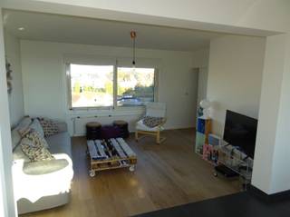 Prachtig dakappartement op een toplocatie in Gent met een groot zuid-west geörienteerd terras. Indeling: zonnige living met aansluitend een volledig ingerichte keuken, apart toilet en berging, 2 ruime slaapkamers en een badkamer voorzien van extra toilet, inloopdouche en lavabo. Aparte afgesloten garage box inbegrepen in de huurprijs. Deze gezellige penthouse beschikt over een zeer groot zonne terras van 50 m² met prachtige verzichten. In de maandelijkse algemene kosten van € 140 zit reeds een forfait voor water en verwarming.