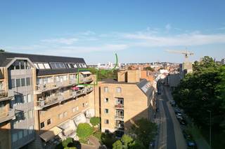 <strong>Gezellig 1-slaapkamerappartement met terras en autostaanplaats (verplicht bij aan te kopen) in Leuven</strong><br /><br />Op de vierde verdieping, binnen de ring van Leuven, bevindt zich dit lichtrijke appartement met open keuken, ruime slaapkamer, badkamer (met bad/douche, lavabo en toilet) en een heerlijk zonnig zuidgericht terras. Hier geniet u van rust en groen, vlakbij het bruisende stadscentrum.<br /><br />Aan de rand van het bruisende centrum. Alle voorzieningen zoals winkels, supermarkten, scholen en Gasthuisberg liggen op wandelafstand, terwijl ring, snelweg en openbaar vervoer vlot bereikbaar zijn!<br /><br />De autostaanplaats is verplicht bij aan te kopen aan €19.900. Het appartement is momenteel verhuurd aan €800 per maand + €50 kosten, wat het ook tot een interessante investering maakt.<br /><br />Ook perfect voor studerende kinderen: de studio is kleiner dan 60m2 wat maakt dat je recht hebt op een verlaagde tweede verblijfstaks! <br /><br /><strong>Interesse? Bel 016 56 56 14 of mail info@immogve.be</strong>