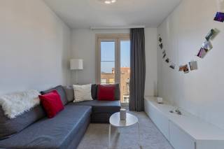 <span><strong>**Residentie 'De Flint' biedt het allemaal!**</strong></span><br /><br />Residentie 'De Flint', grenzend aan de Andreas Vesaliusstraat en de Frederik Lintstraat, nabij tal van campussen, bibliotheken, winkels, openbaar vervoer... Naast de luxueuze studentenentiteiten kunnen de bewoners gebruik maken van de <strong>polyvalente ruimte</strong>, dewelke voorzien is van kickertafels, een biljart en een zithoek. Wie rustig wil studeren kan terecht in de <strong>aparte studieruimte</strong>, ook sportieveligen zullen zich zeker thuis voelen in residentie 'De Flint', zo is er ook een <strong>fitnessruimte</strong> aanwezig in het gebouw. Bovendien kunnen de studenten hun fiets stallen in de daarvoor voorziene <strong>fietsenstalling</strong> en hebben ze de mogelijkheid om een parkeerplaats in de ondergrondse parking te huren. <br /><br /><span><strong>Studio 0507 is gelegen op de vijfde verdieping van het gebouw, en beschikt over een privatieve keuken, badkamer (lavabo, toilet en douche), bureau en slaaphoek. Bijkomend bieden wij een autostaanplaats aan verplicht mee aan te kopen en dit aan 25.000,- EUR.<br /><br /></strong><span>Huidig academiejaar 2025-2026 wordt de studio verhuurd aan een huurprijs van €680 + €50 gemeenschappelijke lasten + €130 nutsvoorzieningen. </span><span><strong><br /></strong></span></span><br /><span><strong>Op zoek naar een interessante investering of naar een unit voor uw studerende dochter of zoon? Contacteer vandaag nog onze Expert Investeringsvastgoed Jacky Raymaekers: 0495 53 46 49 of jacky@connect-immo.be</strong></span><br /><br />EPC 71 kWh/<span>m²</span>jaar - 2572369<br />Wg-Gdv-Gvkr