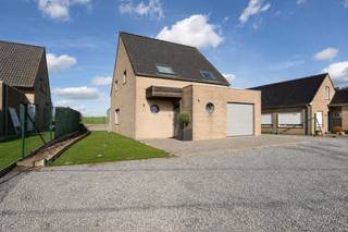 Deze INSTAPKLARE WONING (BOUWJAAR 2008) met TWEE GARAGES is gelegen te TIELT (Aarsele), Deinsesteenweg 266 op de verbindingsweg van Tielt naar Deinze. Dankzij de gunstige ligging, vlak bij het centrum van Aarsele, bevinden diverse voorzieningen zoals een bakker, slager, winkels en openbaar vervoer zich op korte afstand.<br /><br />PLUSPUNTEN:<br />* INSTAPKLAAR | BOUWJAAR 2008<br />* REGENWATERPUT VAN 10.000 LITER<br />* ENERGIEZUINING C-LABEL <br />* CONFORME ELEKTRISCHE KEURING TOT 2045<br />* 2 GARAGES (met auto. poorten)<br /><br />INTERIEUR: <br />U betreedt de woning via de inkomhal, die toegang biedt tot het gastentoilet en de ruime, open leefruimte. Voorzien van zit- en eethoek, met aansluitend de open, volledig ingerichte keuken. De keuken beschikt over alle nodige comfort en is uitgerust met een koelkast, spoelbak, inductiekookplaat, dampkap, oven en vaatwasser. Aansluitend aan de keuken bevindt zich een ruime berging met praktische wasplaats, ideaal voor extra opbergruimte. Vanuit de leefruimte heeft u bovendien rechtstreeks toegang tot de inpandige garage. Op het gelijkvloers vindt u eveneens een veranda die uitkijkt op de tuin en een aangename verbinding vormt tussen binnen en buiten.<br />Op de eerste verdieping geeft de nachthal toegang tot 3 slaapkamers en de badkamer. Deze is ingericht met een ligbad, aparte douche, toilet en een lavabomeubel. Via een vouwtrap bereikt u ten slotte de geïsoleerde zolder, die extra bergruimte biedt.<br /><br />EXTERIEUR: De eigendom is volledig afgesloten met aan de oprit een automatische schuifpoort. U beschikt over een aangename tuin met praktische tuinberging. Ook op vlak van parkeergelegenheid biedt deze eigendom heel wat troeven. Op het eigen terrein is er voldoende ruimte om meerdere wagens te parkeren, aangevuld met 2 garages die zorgen voor extra comfort en bergruimte.