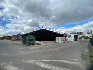 Ontdek deze uitzonderlijk gelegen handelsruimte van 519 m² op een toplocatie langs de Ardooisesteenweg in Roeselare.De site bevindt zich pal naast de...