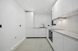<p><span><span>Midden in het hart van de stad, ligt deze pas vernieuwde woning met wit geschilderde voorgevel en hoge plafonds. Zowel de technieken (elektriciteit en verwarming) als de afwerking zijn nieuw: zwarte alu-ramen met hoogrendementsglas, ingebouwde led-plafondspots, condensatieketel (gas), ventilatieroosters, videofoon, vernieuwd zadeldak en bakgoot, etc. Op het gelijkvloers vangt de living veel licht door grote raampartijen tot plafondhoogte. De keramische tegels met houtmotief zijn geschrankt gelegd. Een achterdeur maakt de kleine koer toegankelijk vanuit de leefruimte. De grote toiletruimte (hangtoilet), werd verfraaid met een lavabomeubel. De keuken bevindt zich op een tussenniveau, dat bereikbaar is via een stevige betontrap met bekleding. Deze ingerichte greeploze eetkeuken met hoogglans, beschrijft een L-vorm en omvat volgende apparaten: koelkast, diepvriezer, oven, kookplaat, dampkap en een vaatwasser. De badkamer boven beschikt over een zwart meubel met ronde spiegel (ingebouwde verlichting), hangtoilet, inloopdouche (regenfunctie) met glazen wand en een witte designradiator. Aan de straatzijde op de eerste verdieping ligt de master bedroom met laminaatvloer en twee hoge ramen. Onder dak neemt de open slaapkamer de hele verdieping in. Het plafond is afgewerkt tot in de nok. De haast perfecte officiële Mobiscore beloopt 9,6 op 10.</span></span></p>