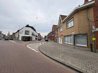 <p><strong>Instapklare woning met 3 slaapkamers, zonnige tuin en uiterst centrale ligging!</strong></p>
<p>Op zoek naar een ruime, instapklare woning op een toplocatie? Deze charmante woning combineert comfort, ruimte en een uitstekende ligging. Met 3 ruime slaapkamers, een lichtrijke leefruimte en een zuidwestgerichte tuin is dit de ideale thuis voor wie op zoek is naar gezelligheid en praktisch wooncomfort.</p>
<p><strong>Indeling:</strong></p>
<p><strong>Gelijkvloers:</strong><br />Inkomhal, lichtrijke leefruimte met ingebouwde gashaard, volledig ingerichte keuken, apart gastentoilet en aparte fietsenberging.</p>
<p><strong>Eerste verdieping:</strong><br />Twee ruime slaapkamers en badkamer.</p>
<p><strong>Tweede verdieping:</strong><br />Ruime derde slaapkamer en geïsoleerde zolder, die kan worden ingericht als extra slaapkamer of hobbyruimte.</p>
<p><strong>Troeven:</strong></p>
<ul><li>Uiterst centrale ligging, vlakbij scholen, winkels en bushaltes</li><li>Instapklaar en onmiddellijk bewoonbaar</li><li>3 ruime slaapkamers met mogelijkheid tot vierde</li><li>Zuidwestgerichte tuin of terras</li><li>Handige zijingang voor fietsers</li><li>Videofoon</li><li>Geen renovatieplicht</li></ul>
<p><strong>Kortom:</strong> een ideale gezinswoning die ruimte, comfort en een centrale ligging perfect combineert. Ontdek zelf de vele troeven van deze woning en laat je verrassen door de mogelijkheden!</p>