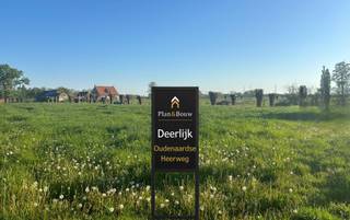 Twee mooi gelegen bouwgronden voor open bebouwing in Deerlijk, gelegen aan de Oudenaardsesteenweg.<br />Lot 1 heeft een oppervlakte van 758 m².<br />Lot 2 heeft een oppervlakte van 754 m².<br />Deze percelen bieden mooie mogelijkheden voor het realiseren van een ruime eengezinswoning, met voldoende ruimte voor een aangename tuin en buitenbeleving.
<ul>
<li> Geschikt voor open bebouwing</li>
<li> Rustige ligging</li>
<li> Vlotte bereikbaarheid richting Deerlijk, Waregem en Kortrijk</li>
<li> Ruime bouwmogelijkheden</li>
</ul>
Interesse? Neem gerust contact met ons op voor meer informatie of de bouwvoorschriften.