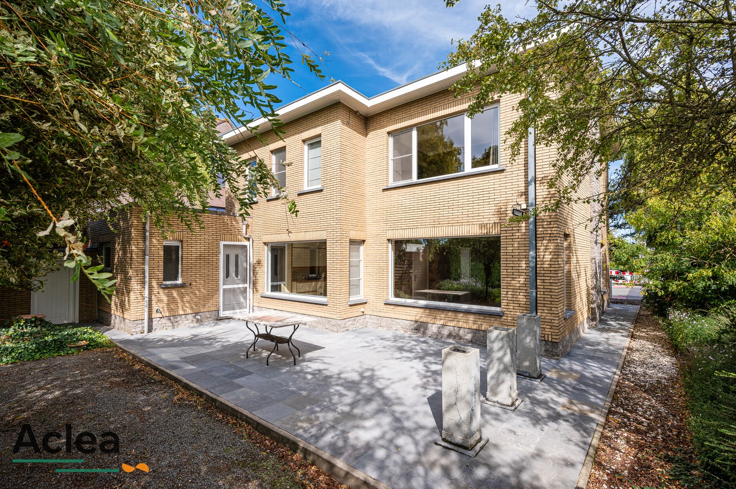 Ruime halfopen bebouwing met 5 slpks op strategische locatie in Zomergem - foto 1