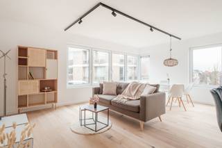 Het appartement ligt op de eerste verdieping van een kleinere residentie en werd volledig gerenoveerd met zeer fijne, eigentijdse materialen.<br />Alles werd gerenoveerd, waardoor je dit een vernieuwbouw-appartement kan noemen.<br />De ramen werden vervangen en de gevel werd volledig geïsoleerd, de renovatie van het dak zit inbegrepen in de prijs!<br />Bij het betreden van het appartement ervaar je de kwalitatieve afwerkingsgraad.<br />De ruime inkom is voorzien van een maatkast en een apart toilet.<br />De lichtrijke leefruimte met zijn parketvloer en zijn open, volledig ingericht keuken met toestellen van SIEMENS straalt ware klasse uit.<br />Het open zicht over de Markt en de winkelstraat zijn uniek in de omgeving.<br />Er zijn twee fijn afgewerkte, maar vooral volwaardige slaapkamers.<br />De badkamer is voorzien van een ruime inloopdouche en een meubel dat op maat werd gemaakt.<br />Verder is er nog een berging in het appartement en een extra kelderberging.<br />De inkom en algemene delen worden nog vernieuwd en uitgerust met een videofoon.<br /><br />Voor meer informatie of een bezoek mail kris.bauwens@albert.immo of bel 0470/51 04 09.