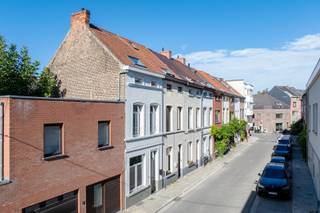 <p>Ontdek deze volledig gerenoveerde en instapklare woning, gelegen in de Kreeftstraat te Gent. De woning werd stijlvol afgewerkt met oog voor comfort, lichtinval en hedendaagse materialen.<br /><br />Op het gelijkvloers bevindt zich een aangename leefruimte met open keuken, voorzien van ingebouwde toestellen en een moderne afwerking. Aansluitend zijn er een praktische wasplaats, een apart toilet en een gezellige koer.<br /><br />Op de eerste verdieping vindt u een badkamer met lavabo, toilet en douche, evenals een ruime slaapkamer. De tweede verdieping beschikt over 2 ruime slaapkamers.<br /><br />De maandelijkse huurprijs bedraagt €1.200<br />EPC C: 227 kWh/m² jaar<br /><br />Bezoek mogelijk na afspraak met Ella Bossuyt van Center Office via 0492 50 88 18.</p>