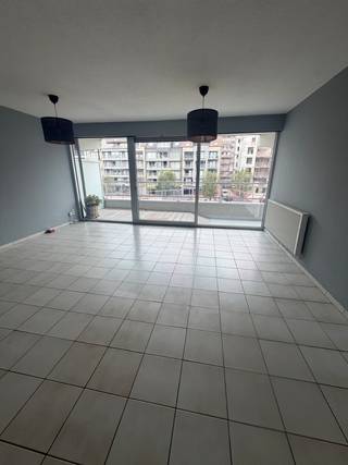 Dit aangename appartement vormt de ideale basis voor wie op zoek is naar een woning die volledig naar eigen smaak en wensen kan worden ingericht. Dankzij de praktische indeling en de beschikbare ruimte zijn er bovendien verschillende mogelijkheden om het appartement verder te optimaliseren, waaronder het creëren van een extra slaaphoek.<br />Het appartement beschikt momenteel over één volwaardige slaapkamer. De overige ruimtes bieden voldoende mogelijkheden om er een persoonlijk en comfortabel geheel van te maken. De reeds vernieuwde ramen zorgen bovendien voor een uitstekende energieprestatie, met een EPC-label B als resultaat.<br />Een bijkomende troef is de mogelijkheid om een garage aan te kopen in de naastgelegen residentie. Deze garage biedt niet alleen extra parkeergelegenheid en bergruimte, maar geeft eveneens toegang tot het gebouw, waardoor u vanuit de garage rechtstreeks naar het appartement kunt.<br />Een interessante opportuniteit voor wie op zoek is naar een appartement met een goede energieprestatie, een praktische basis en vooral de vrijheid om de inrichting volledig af te stemmen op de eigen wensen.