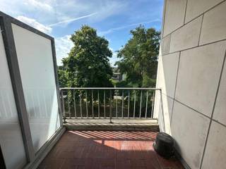<p>Ruim en licht appartement met terras en garagebox.<br /><br />Het appartement is gelegen in de Ringlaan, een straat met vlotte verbindingen naar het centrum, de Ring en belangrijke invalswegen. Supermarkten, scholen en openbaar vervoer bevinden zich op wandelafstand.<br /><br />Het appartement bevindt zich op de vierde verdieping van een gebouw met lift.<br /><br />Via de inkomhal betreedt u de lichte leefruimte met aansluitend de keuken.<br />De volledig uitgeruste keuken biedt alle hedendaags comfort en verleent toegang tot een tweede terras.<br /><br />Het appartement beschikt verder over:<br />- Drie volwaardige slaapkamers<br />- Een badkamer met ligbad, lavabomeubel en toilet<br />- Een apart gastentoilet<br />- Een privatieve berging op het gelijkvloers (inbegrepen in de huurprijs)<br /><br />Maandelijkse kosten: €200 (inclusief waterverbruik, elektriciteit gemene delen en onderhoud van de lift)<br />Garage: Mogelijkheid tot het apart huren van een garagebox met staanplaats vooraan het gebouw aan €80/maand (excl. btw)<br />Beschikbaar vanaf 1 oktober<br />EPC-score: C</p>