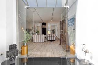 Top gelegen, moderne woning (327 m²) met 4 slaapkamers op een ruim perceel van 2253m².<br /><br />Deze royale en strakke villa is rustig gelegen op een steenworp van de Nederlandse grens. <br />Ze heeft een woonoppervlakte van 327 m² en is levensloopbestendig met een slaapkamer en badkamer op het gelijkvloers. <br />De grote raampartijen zorgen voor veel lichtinval alsook met de verbondenheid naar het terras en de tuin toe. <br />De groene tuin met de mooie bomen en waterpartijen is zeer onderhoudsvriendelijk en biedt een oase van rust. Verder is er aan de zijkant nog een kleine serre.<br /><br /><strong>INDELING:</strong><br /><strong>Gelijkvloers:</strong><br />Centraal: Inkomhal, leefruimte bestaande uit zithoek en gashaard en eethoek<br />De rechtervleugel heeft een ruime leefkeuken, bijkeuken met koele berging, zij-inkom, toilet, vestiaire, berging en garage met wma.<br />De linkervleugel bestaat uit een zeer ruime slaapkamer, nachthal met maatkasten en een badkamer met ligbad, douche en dubbele wastafel.<br /><strong>Verdieping:</strong><br />In de rechtervleugel zijn er op de verdieping drie grote slaapkamers en een badkamer. In één van de slaapkamers staat er een sauna.<br /><br /><strong>BIJZONDERHEDEN:</strong><br />- Géén renovatieplicht; label C;<br />- Elektra conform;<br />- levensloopbestendig;<br />- nabij Nederlandse grens;<br />- renovatiejaar circa 2000 en later.<br /><br /><strong>Bekijk zeker ook het filmpje! Uw bezoek meer dan waard!</strong>