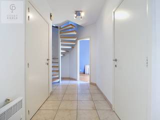 <p>Welkom in het hart van Landen, waar dit ruime duplex appartement je meteen zal verrassen.<br /><br />Gelegen in Residentie De Wijngaard, pal aan het Marktplein, combineert dit appartement een centrale ligging met een aangenaam wooncomfort.<br /><br />Met een bewoonbare oppervlakte van maar liefst 120 m² en twee terrassen geniet je hier op elk moment van de dag van zon en licht.<br />Via de gemeenschappelijke inkomhal bereiken we het appartement op de derde verdieping.<br /><br />We komen terecht in een centrale inkomhal die toegang geeft tot de slaapvertrekken en de trap naar de bovenliggende leefruimte.<br />Op deze verdieping bevinden zich twee slaapkamers en een verzorgde badkamer, uitgerust met een ligbad met douchefunctie, een dubbele wastafel en een toilet.<br /><br />Via één van de slaapkamers heb je bovendien toegang tot een gezellig, oostgericht terras.<br />De ideale plek om de dag rustig te starten met een kop koffie in de ochtendzon.<br /><br />Via de trap begeven we ons naar de bovenste verdieping, waar zich de leefruimte bevindt.<br /><br />Meteen valt de aangename lichtinval op.<br />De woonkamer geeft rechtstreeks uit op het ruime, zuidwestgerichte terras met een prachtig zicht over het Marktplein.<br />Hier geniet je de hele namiddag en avond van de zon en de levendige sfeer van het stadscentrum.<br /><br />De geïnstalleerde keuken met ontbijthoek sluit mooi aan op de leefruimte en biedt alle comfort voor het dagelijkse leven.<br />Verder beschikt deze verdieping nog over een praktische berging met aansluiting voor wasmachine en droogkast, evenals een afzonderlijk toilet.<br /><br />Ook praktisch heeft dit appartement heel wat te bieden.<br />Zo beschik je over een privatieve kelderberging én een afgesloten garage, waardoor je steeds voldoende opbergruimte hebt en je wagen veilig kan parkeren.<br /><br />Ben je op zoek naar een ruim appartement met twee terrassen, een garage en alle voorzieningen op wandelafstand?<br />Dan is dit zonder twijfel een bezoek waard. Hier woon je midden in het centrum van Landen, met winkels, horeca, openbaar vervoer en alle dagelijkse voorzieningen letterlijk om de hoek.<br /> </p>