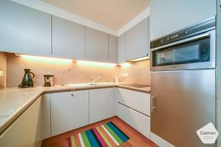 Dit prachtig afgewerkte appartement bevindt zich op de <strong>eerste verdieping</strong> van een verzorgd gebouw aan de Zeedijk. De ruime leefruimte biedt een <strong>schitterend frontaal zeezicht</strong> en geniet van een overvloed aan natuurlijk licht.<br /><br /><strong>Indeling</strong>
<ul>
	<li>Ruime en lichtrijke leefruimte en frontaal zeezicht</li>
	<li>Stijlvolle open keuken met natuurstenen werkblad en<strong> nieuwe toestellen</strong></li>
	<li><strong>Twee volwaardige slaapkamers</strong></li>
	<li>Eerste slaapkamer met eigen badkamer, voorzien van een douche en lavabo</li>
	<li>Tweede slaapkamer met eigen badkamer, uitgerust met een ligbad, lavabo en spiegelkast</li>
	<li>Afzonderlijk toilet</li>
	<li>Praktische berging met aansluiting voor de wasmachine</li>
	<li>Privatieve kelderberging</li>
	<li>Gemeenschappelijke fietsenberging op het gelijkvloers</li>
</ul>
<strong>Troeven</strong>

<ul>
	<li>Unieke ligging op de Zeedijk</li>
	<li>Adembenemend <strong>frontaal zeezicht</strong></li>
	<li>Volledig instapklaar</li>
	<li>Volwaardig eiken parket in de leefruimte en beide slaapkamers</li>
	<li>Open keuken met <strong>natuurstenen werkblad</strong> en nieuwe toestellen</li>
	<li>Twee slaapkamers met elk een eigen badkamer</li>
	<li><strong>Gunstig en energiezuinig EPC-label B</strong></li>
	<li>Kelderberging inbegrepen</li>
	<li>Fietsenberging in het gebouw</li>
</ul>
Dit appartement verenigt een<strong> topligging, een prachtig zeezicht, een hoogwaardige afwerking</strong> en hedendaags wooncomfort. De royale leefruimte, de twee slaapkamers met elk een eigen badkamer en het <strong>gunstige EPC-label</strong> maken dit tot een buitengewone kans als vaste woonst, zorgeloos tweede verblijf of interessante investering aan zee. Een appartement dat u absoluut gezien moet hebben!