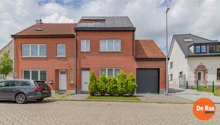 WELLE - Deze instapklare woning kan u vinden in een doodlopende straat nabij de dorpskern van Welle, een deelgemeente van Denderleeuw. De woning geniet van een gunstige ligging nabij winkels, scholen, openbaar vervoer en belangrijke verbindingswegen richting Aalst, Brussel en Gent. Welle biedt een aangename woonomgeving met een dorpskarakter en alle nodige voorzieningen binnen handbereik. Bovendien bevindt de woning zich vlak bij het Broekpark, ideaal voor ontspanning, wandelingen en recreatie in het groen.<br /><br />De woning onderging een grondige renovatie en combineert hedendaags wooncomfort met een uitstekende energiezuinigheid. Zo beschikt ze over centrale verwarming op aardgas, zonnepanelen, conforme elektriciteit, een EPC-label B en een asbestvrij attest.<br /><br />Bij het betreden van de woning komt u terecht in een inkomhal met gastentoilet en een praktische doucheruimte. Verder leidt de inkomhal naar de grote, lichtrijke woonkamer die naadloos overgaat in de open keuken en gezellige leefruimte. De grote raampartijen aan de achterzijde zorgen voor een overvloed aan natuurlijk licht en bieden een mooi zicht op het terras en de tuin. Aansluitend bevindt zich een handige berging die extra opbergruimte biedt en perfect dienst kan doen als wasplaats.<br />Op de eerste verdieping bevinden zich drie volwaardige slaapkamers en een tweede badkamer met ligbad. Deze verdieping biedt alle comfort en ruimte die een gezin nodig heeft.<br />De zolderverdieping werd volledig afgewerkt tot een ruime vierde slaapkamer. Dankzij de oppervlakte en het aparte toilet is deze ruimte multifunctioneel inzetbaar.<br /><br />Met vier slaapkamers, twee badkamers, drie toiletten en een instapklare renovatie biedt deze woning uitzonderlijk veel ruimte en comfort. De rustige ligging in een doodlopende straat, de nabijheid van het groen van het Broekpark en de uitstekende energieprestaties maken van deze woning een ideale gezinswoning.<br /><br />Kortom: Bent u op zoek naar een ruime, energiezuinige en instapklare woning op een toplocatie in Welle? Dan is deze woning zeker een bezoek waard!<br /><br />Info of bezoek: 053/60.65.60<br /><br />De vermelde prijs is een richtprijs. Na ontvangst van de biedingen zal de verkoper beslissen of hij/zij de eigendom verkoopt aan het beste bod. De richtprijs is aldus niet bindend voor de verkoper. Voor meer info kunt u ons contacteren of het reglement raadplegen op onze website.