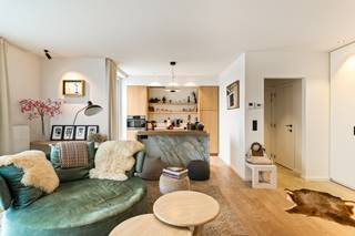 <strong>Luxueus en smaakvol afgewerkt dakappartement in het centrum van Schilde!</strong><br /><br />In het bruisende centrum van Schilde, nabij alle winkels, openbaar vervoer en scholen, vinden we in een recent gebouw (bouwjaar 2016) dit prachtige duplex appartement.<br /><br />Het appartement werd in 2019 integraal gerenoveerd, onder begeleiding van een interieurarchitect. De renovatie werd uitgevoerd met oog voor detail, praktisch comfort en uitsluitend mits gebruik van hoogwaardige materialen. Je kan dit appartement dan ook gerust het neusje van de zalm noemen als het op afwerking aankomt.<br /><br />Via een veiligheidsdeur betreden we de inkomhal op parket. Meteen op onze linkerzijde bevindt zich het gastentoilet met mortex vloer alsook een op maat gemaakt meubel met handenwasser.<br /><br />Wanneer we doorlopen krijgen we meteen zicht op de lichte en open leefruimte met keuken (+/- 40m²).  <br />De leefruimte werd volledig voorzien van een parketvloer. Verder werd een volledige wand met praktische ingemaakte kasten ingericht, is er een op maat gemaakt bureaumeubel aanwezig alsook een meubel op maat waarin o.a. de digicorder kan worden opgeborgen zonder dat de draden zichtbaar blijven.<br /><br />De open keuken geniet een high-end afwerking in natuurhout en calacatta marmer en werd volledig uitgerust met AEG toestellen: inductiekookplaat, combi-oven/microgolf , koelkast met vriesvak en dampkap). Bovendien werd de keuken tevens voorzien van een praktische toog.<br /><br />Aansluitend aan de leefruimte alsook keuken bevinden zich 2 terrassen (2,8m² en 6m²) met zowel middag als avondzon.<br /><br />Op dit niveau bevinden zich verder een slaapkamer (12,5m²) welke werd uitgerust van ingemaakte kasten. Vanuit deze kamer heb je , net zoals vanuit de leefruimte, toegang tot het ruimste terras. Verder is er een technische ruimte/wasberging aanwezig alsook een ruime badkamer welke voorzien werd van inloopdouche, inbouwspots en  lavabomeubel.<br /><br />De bovenverdieping van het appartement bereiken we via een maatwerk trap vanuit de leefruimte. Dit niveau (+/- 48m²) werd volledig voorzien in mortex , de kasten en muren werden van een speciale schildertechniek voorzien die aansluit bij de vloerafwerking. Deze verdieping bestaat uit de master bedroom (met airco) , apart toilet, ensuite dressing en badkamer. De badkamer werd ingericht met 2 lavabomeubels met indirecte verlichting op maat, een groot design ligbad alsook een dubbele douche.<br /><br />Dit appartement biedt op gebied van afwerking en comfort werkelijk alles wat je maar wensen kan en vormt hierdoor een unieke buitenkans.<br /><br />+ Er bestaat de mogelijkheid tot overname van een huurcontract voor een ruime garagebox met berging in het complex.<br /><br />Wenst U een bezoek af te leggen aan dit prachtige appartement?  Wij zijn bereikbaar op het nummer 03 337 50 70<strong> </strong>om een afspraak in te plannen of via <strong>info@vbvastgoed.be</strong>