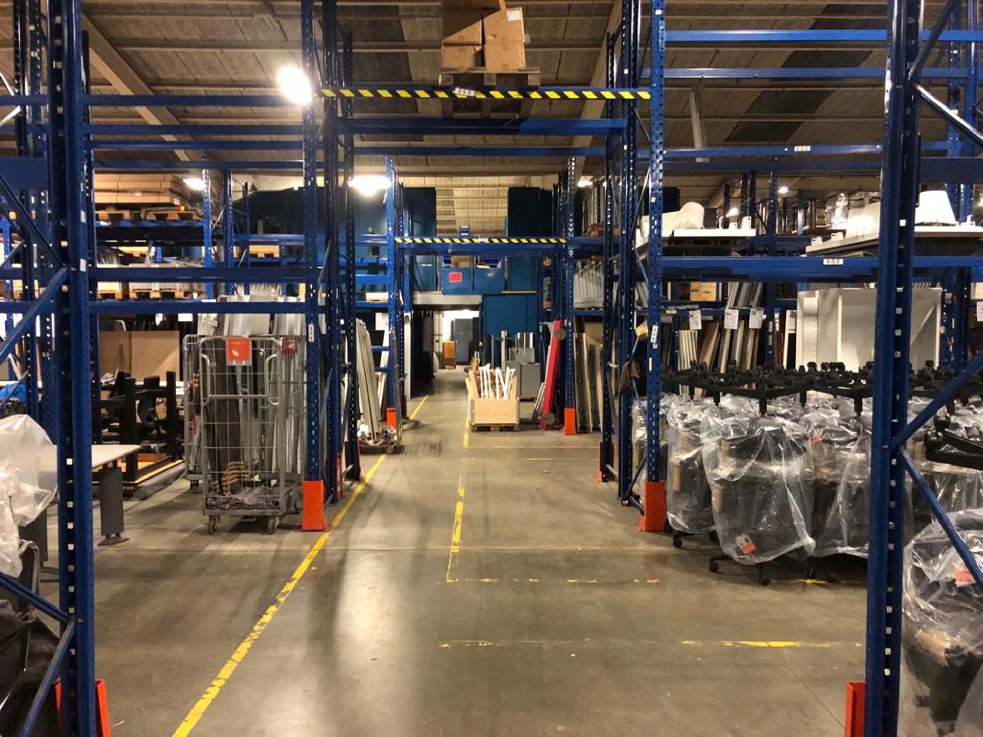Polyvalent gebouw in Aartselaar: magazijn met kantoor/showroom - foto 4