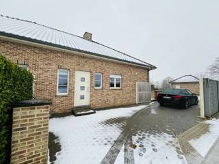 Op zoek naar exclusief wonen op een toplocatie in Hasselt-Melbeekstraat?

In de Melbeekstraat met zicht op de welbekende Mombeekdreef, zonder twijfel één van de duurste en meest exclusieve lanen van Hasselt, vinden we deze prachtige en hedendaagse open bebouwing, gelegen in één van de meest gegeerde en prestigieuze wijken van Hasselt.

Deze instapklare woning combineert tijdloze architectuur met ruimte, comfort en privacy en omgeven door een groene achtertuin van 30 are 15 ca een absolute zeldzaamheid voor deze toplocatie.

Bij het betreden van de woning stap je in een ruime inkomhal met ingebouwde kasten en twee toiletten. De lichtrijke living van ca. 35 m² met zicht op het terras en de tuin, aansluitend met de stijlvolle keuken, is zeker een meerwaarde. Hier leef je binnen en buiten in perfecte harmonie.

De woning beschikt over drie volwaardige slaapkamers en ruime badkamer met zowel een douche als ligbad. Een absolute meerwaarde is de nog in te richten zolderverdieping van maar liefst 86 m² bruikbare oppervlakte, die zo goed als geen beperkingen kent: extra slaapkamers, bureau, hobbyruimte.

De woning is volledig onderkelderd en er is een zeer ruime inrijgarage met automatische sectionale poort, geschikt voor minstens drie wagens. Er is een mooi bijgebouw van 26 vierkante meter, dat kan benut worden voor opslag, werkruimte of garage.

Comfort en privacy staan centraal: de woning is volledig omheind, voorzien van automatische rolluiken, zonnepanelen en wordt verwarmd op stookolie. Het EPC is label C.

Troeven op een rij:

- Exclusief gelegen in één van de duurste buurten van Hasselt
- Hedendaagse open bebouwing in instapklare staat
- Uitstekende en zeer grote tuin met zicht op de Mombeekdreef
- 3 slaapkamers + polyvalente zolderverdieping van 86 m²
- Volledig onderkelderd + garage voor 3 wagens + verschillende betegelde kelderruimtes
- Bijgebouw van 26,1 m²
- Zonnepanelen &amp; automatische rolluiken

Dit is een unieke woning in zijn soort op deze zeer gewilde locatie, die de ruimte, rust en exclusiviteit biedt.