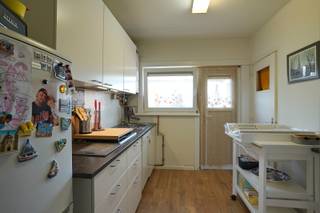 Op zoek naar een instapklaar appartement of het ideale investeringspand? Dit appartement in Merksem biedt alles wat je nodig hebt voor comfortabel wonen!<br />Bij binnenkomst word je verwelkomd door een ruime, lichtrijke leefruimte waar grote ramen zorgen voor een aangename natuurlijke lichtinval. Aansluitend vind je de vernieuwde keuken.<br />Het appartement beschikt over twee volwaardige slaapkamers, perfect voor een klein gezin, koppels of wie graag een aparte werk- of logeerkamer heeft. <br />De badkamer is  functioneel ingericht. Achteraan is er een terras aanwezig. Extra praktisch is de berging, die zorgt voor voldoende opbergruimte en extra gemak. <br />Kortom, dit appartement combineert licht, ruimte en comfort op een centrale ligging in Merksem dicht bij winkels, openbaar vervoer en alle voorzieningen.<br />Referentie: 5526