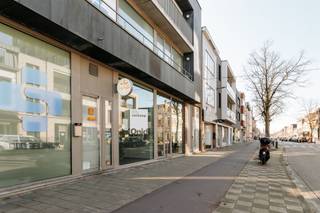 Dit handelsgelijkvloers van ca. 55 m² bevindt zich op een absolute toplocatie in Wilrijk-centrum, aan het drukste kruispunt van de gemeente...