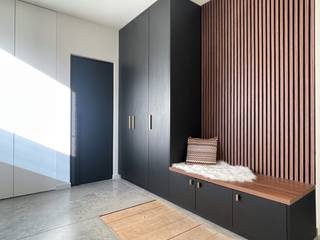 Instapklare gezinswoning met tuin in Mechelen<br /><br />Recent gerenoveerde gezinswoning met moderne uitstraling en industriële accenten.<br />Een woning die comfort en functionaliteit combineert voor een hedendaags gezinsleven.<br /><br />Je komt binnen via een ruime inkomhal met gastentoilet. Op het gelijkvloers geniet je van een open leefruimte waar het salon naadloos overgaat in de stijlvolle leefkeuken, uitgerust met moderne apparatuur en kwaliteitsvolle afwerkingen. Het open concept zorgt voor een aangenaam gevoel van ruimte en verbondenheid. Het grote raam biedt een mooi zicht op de gezellige tuin en het omliggende groen.<br /><br />Op de eerste verdieping bevinden zich twee ruime slaapkamers. De hoofdslaapkamer beschikt over een eigen dressing en biedt uitzicht op de tuin. De tweede slaapkamer is eveneens lichtrijk en royaal bemeten.<br /><br />De badkamer is uitgerust met zowel douche als ligbad.<br /><br />De zolder, bereikbaar via een vaste trap, is een extra troef en biedt tal van mogelijkheden: een derde slaapkamer, bureau, speelkamer of hobbyruimte.<br /><br />Elektriciteit conform en voorzien van domotica voor extra comfort en gebruiksgemak.<br /><br />Uitstekende ligging nabij winkels en scholen. Het station Mechelen-Nekkerspoel bereik je te voet in slechts 10 minuten.<br /><br />In de straat is er voldoende parkeergelegenheid voorzien.<br />