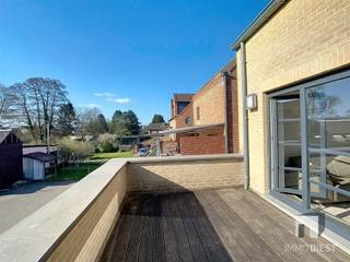 Ruim en energiezuinig duplexappartement (100 m²) met zonnig terras in SchaffenDit instapklare duplexappartement, gelegen in de Kerkstraat te...