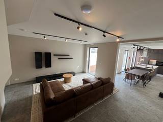 <u><strong>Enkel studenten.</strong></u> Dit gebouw is voorzien van 9 studentenkamers en is gelegen op 500m van het station en wandelafstand van het centrum van Mechelen, naast het kanaal Leuven - Dijle. Het gebouw is voorzien van een inkomhal, een ruime fietsenberging met automatische fietshaken, hyper-geïnstalleerde keuken met aanpalend een gezellige leef- ontspanningsruimte met veel lichtinval, kelder en een gezellige stadstuin. De kamers zelf zijn allemaal voorzien van een bureau met bureaustoel, kleerkast, sofa, airco koeling/verwarming, badkamer met neveldouche en sproeier, lavabomeubel, hangtoilet, spiegel en sfeerverlichting. De huurprijs van de kamers bevindt zicht tussen € 580 en € 615. De maandelijkse provisiekost bedraagt € 100. <br /><br />Voor eventuele vragen en/of het maken van een afspraak: patrik@ampvastgoed.be en/of 0465.00.40.45 of 0465/00.40.44