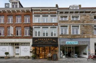 Op zoek naar een uniek pand dat wonen en werken naadloos combineert? Deze uitzonderlijk ruime en kwalitatief gerenoveerde handelswoning aan de Bosstraat 66 in Maaseik biedt het allemaal. Dankzij het gebruik van hoogwaardige, natuurlijke materialen zoals natuursteen en eiken parket, gekoppeld aan authentieke houten balken en een prachtige historische voorgevel, straalt het pand enorm veel karakter uit.<br /><br />Indeling:<br />Gelijkvloers:<br />- ruim handelspand (159 m²)<br />- bureelruimte met kitchenette en maatwerkkasten<br /><br />Aan de achterzijde van het perceel is er een ruim aangelegd terras aanwezig, pal op het zuiden gericht!<br /><br />Verdieping +1<br />- lichtrijke woonkamer met extra hoog plafond<br />- kwalitatieve keuken met natuurstenen werkblad en gasfornuis<br />- bureelruimte/polyvalente ruimte (momenteel ingericht als muziekkamer)<br />- gastentoilet<br />- ruime badkamer (douche, ligbad, dubbele lavabo) <br />- 2x dressing (langs en onder de trappenhal)<br />- ruime masterbedroom, voorzien van parketvloer<br /><br />Via de woonkamer is er tevens een leuk zonnebalkon te betreden, ideaal voor het koffietje in de ochtend.<br /><br />Verdieping +2:<br />- nachthal<br />- 2x ruime slaapkamer, beide voorzien van authentieke eiken parketvloer<br /><br />Verdieping +3: <br />- nachthal<br />- 2x riante slaapkamer onder het schuine dak, voorzien van tapijt<br /><br />Zolder:<br />- riante zolder ruimte, zelf verder af te werken en in te delen<br /><br />Kelder:<br />- gewelfde kelder, ideaal voor opbergruimte<br /><br />Via een recht van doorgang (erfdienstbaarheid) aan de achterzijde heeft u een private doorgang naar de Rueelstraat. Zo betreedt u de woning gemakkelijk te voet of met de fiets, volledig los van de handelsruimte. Dit maakt het bovendien perfect mogelijk om de woning en de handelsruimte op te splitsen.<br /><br />Laat u verrassen door de ruimte en het karakter van deze herenwoning. Plan uw vrijblijvende afspraak in en kom het zelf beleven.<br /><br />Deze AI-visualisaties zijn bedoeld als inspiratie. Er werd geen rekening gehouden met technische specificaties, stedenbouwkundige voorschriften of de concrete mogelijkheden tot realisatie.
