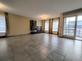 Ligging:Het appartement is gelegen op de eerste verdieping (met lift) en bevindt zich zeer centraal gelegen. Alle faciliteiten (station, markt,...