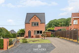 Voor meer info en foto’s, surf naar www.swevers.be – Aan de Schaffensesteenweg 80 in Paal bevindt zich deze instapklare open bebouwing met karakter, gelegen op een westelijk georiënteerd perceel van 542 m². De woning dateert uit 1954, beschikt over 184 m² bewoonbare oppervlakte en werd in 2016 grondig gerenoveerd. Dak, ramen, verwarming, elektriciteit, leidingen, keuken en badkamer werden vernieuwd. In 2021 werd ook de zolder geïsoleerd. Airconditioning en elektrische rolluiken verhogen het wooncomfort. Op het gelijkvloers bevinden zich de inkomhal, een apart toilet, een ruime leef- en eetkamer van 32 m², een aansluitende keuken van 12,48 m² en de badkamer. De veranda van 23 m² en het overdekte terras van 10,44 m² zorgen voor een aangename verbinding met de tuin. De eerste verdieping telt drie slaapkamers van 16 m², 14,40 m² en 6,38 m². Daarnaast beschikt de woning over een kelder van 7,20 m², een geïsoleerde zolder van 24,78 m² en een tuinhuis van 8 m². Dankzij de westelijke oriëntatie geniet je volop van de avondzon. Ook de ligging is praktisch: openbaar vervoer bevindt zich op circa 300 meter, scholen op 800 meter en winkels, horeca en ontspanning binnen ongeveer 1 km. De snelweg ligt op slechts 2 km. Ook de Paalse Plas, Millennium Golf, be-MINE en diverse wandel- en fietsroutes liggen in de omgeving. Voor meer informatie, bel 011 255 155. Bron bewoonbare oppervlakte: EPC – verslag.