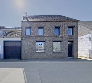 Maison mitoyenne à rénover avec 5 chambres, jardin et garage, dans un emplacement de choix !<br /><br />Découvrez cette spacieuse maison mitoyenne à Ternat, une commune très prisée, à seulement 2 km du centre et de la gare. Il s'agit actuellement de deux habitations distinctes qui, ensemble, constituent un projet de rénovation exceptionnel. Elles peuvent être entièrement réunies pour former une maison mitoyenne particulièrement spacieuse, idéale pour ceux qui recherchent beaucoup d'espace de vie et de possibilités.<br /><br />De plus, les maisons se prêtent parfaitement à la création d'une maison « kangourou », ce qui offre de nombreuses opportunités en matière de cohabitation ou de logement médicalisé.<br /><br />À l'heure actuelle, les deux maisons disposent ensemble de pas moins de 5 chambres, 2 salles de bains, 2 cuisines, etc. À l'arrière, vous profiterez d'un grand jardin, parfait pour la détente et la vie en plein air. Un atout supplémentaire est l'entrée latérale sur la droite, qui assure un accès aisé et pratique à la parcelle.<br /><br />En bref, un projet de rénovation particulièrement attrayant pour les bricoleurs habiles et les acheteurs créatifs qui souhaitent transformer ces deux maisons existantes en la maison de leurs rêves.<br />