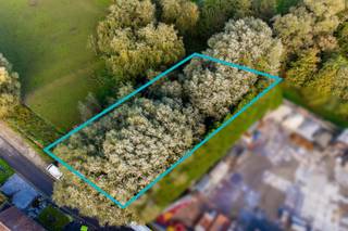 Ideally located in a verdant environment, we offer you this superb 15 ares 77 building plot, ready for the villa of your dreams! Free of...