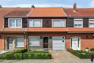 INSTAPKLARE WONING MET 3 RUIME SLAAPKAMERS EN ZEER LEUKE TUIN PAL IN HET CENTRUM VAN BOECHOUT- Zeer goed onderhouden woning – 1e eigenaar- Badkamer,...