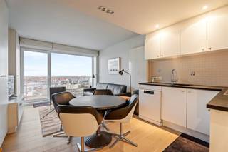 <p><span>Stijlvol gemeubeld 1-slaapkamerappartement op de 8ste verdieping in de Franchommelaan van Blankenberge. Lichtrijke woonkamer voorzien van ingemaakte kasten. Terras aan de voorzijde met subliem zicht op de Jachthaven en hinterland. Open ingerichte keuken, voorzien van alle comfort. Inkomhal met afzonderlijk toilet. Mooie slaapkamer aan de achterzijde voorzien van tweepersoonsbed met open douchekamer (voorzien van douche en lavabo). Gemeenschappelijke fietsenberging. + 50 euro vaste gemeenschappelijke kosten. + 100 euro provisie verbruik verwarming en water. </span></p><p><span> </span></p><p><span>Bezoekaanvragen zijn enkel telefonisch mogelijk op het nummer 050/41 96 86.</span></p>
