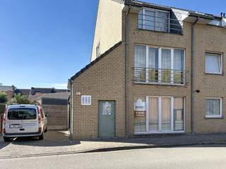 Op zoek naar een gelijkvloers appartement nabij winkels, invalswegen, scholen, openbaar vervoer,... dan is dit een unieke kans. <br />Indeling : hall, 2 slaapkamers, apart toilet, badkamer, berging, lichtrijke leefruimte met open keuken, 2 terrassen, staanplaats.<br />Voor meer info mail vero@berno.be of bel 052/20 24 40
