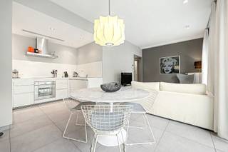 Dit bemeubelde appartement van 60 m² ligt in een rustige en aangename buurt en geniet van veel natuurlijke lichtinval.<br /><br />Het appartement bestaat uit een inkomhal die uitgeeft op een ruime leef- en eetruimte met een volledig uitgeruste open keuken. Vanuit de leefruimte is er toegang tot het terras. Verder is er een wasruimte en een apart toilet.<br /><br />De slaapkamer heeft naast een badkamer met douche, een dressing.<br /><br />In het gebouw is er de mogelijkheid om een parkeerplaats te huren. Er is ook een gemeenschappelijke fietsenstalling.<br /><br />Provisie gemeenschappelijke kosten: € 85 per maand.<br />Wifi inbegrepen.<br /><br />EPC: C+<br /><br />De ligging is goed bereikbaar, met openbaar vervoer, winkels en andere voorzieningen in de buurt.