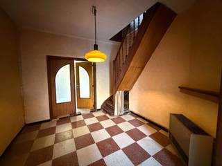 Voor meer info of bezoek, bel 02/884.23.23 - <strong>Zeer centraal gelegen kleine rijwoning </strong>welke geschikt is als <strong>instapwoning </strong>maar eveneens na <strong>gedeeltelijke renovatie</strong> een bestemming kan krijgen <strong>als huurpand.</strong><br /><br />Alle voorzieningen qua <strong>winkels, openbaar vervoer en scholen</strong> bevinden zich in de <strong>onmiddellijke omgeving</strong>. Het <strong>station</strong> van Ternat bevindt zich op <strong>wandelafstand.</strong><br /><br />Gelijkvloers<br />Voorplaats : 13m2<br />Tussenplaats : 10m2<br />Keuken : 7m2<br />Douchekamer en toilet : 2,5m2<br /><br />Verdieping<br />Slaapkamer vooraan : 10m2<br />Slaapkamer achteraan : 13m2<br /><br />Zolderverdieping<br /><br />Deze eigendom wordt aangeboden via het verkoopproces (online biedingsplatform COVAST), wat maakt dat de <strong>vermelde prijs</strong> een <strong>startprijs</strong> is en je als koper nog 7.26% commissie betaalt op de uiteindelijke aankooppijs.