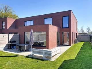 Deze recente halfopen woning (bouwjaar 2020) combineert moderne architectuur met een praktische indeling en hedendaags wooncomfort. Via de inkomhal met gastentoilet en toegang tot het bureau kom je in de lichtrijke leefruimte.<br />De open, volledig geïnstalleerde keuken met eetplaats vormt het hart van de woning en sluit naadloos aan op de gezellige zithoek met zicht op de tuin. Buiten geniet je van een onderhoudsvriendelijke tuin met terras én een overdekt terras, rechtstreeks toegankelijk vanuit de leefruimte — ideaal om het hele jaar door van buiten te genieten. Via het zijpoortje is de tuin ook vlot bereikbaar.<br /><br />Op de verdieping bevinden zich drie slaapkamers en twee badkamers, waarvan één ensuite met douche, bad en lavabo. De tweede badkamer is uitgerust met een douche en lavabo. Daarnaast is er een apart toilet.<br />Vooraan biedt de woning plaats voor maar liefst zes wagens. Een instapklare woning met ruimte, comfort en een uitstekende bereikbaarheid.<br /><br />Extra troeven<br /><br />
<ul>
<li>zonnepanelen + batterij</li>
<li>warmtepomp</li>
<li>regenwaterputten 2x 10000 l</li>
<li>alarm</li>
<li>vloerverwarming</li>
<li>nabij winkels, scholen en belangrijke invalswegen</li>
</ul>
<br />Deze woning is te koop ZONDER makelaar via het concept van Smart Houses. Wenst u verdere inlichtingen of een bezoek? Contacteer rechtstreeks de eigenaar via 0496/97.79.34
