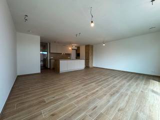 In de Stationsstraat te Bornem bieden wij dit stijlvolle nieuwbouwappartement op de tweede verdieping te huur aan. Een kwalitatief afgewerkt en energiezuinig appartement waar comfort, licht en hedendaags wonen perfect samenkomen.<br /><br />Via de inkomhal kom je terecht in de lichtrijke leefruimte met grote raampartijen en een volledig uitgeruste open keuken. De leefruimte sluit naadloos aan op het ruime terras, waar je in alle rust kan genieten van een aperitiefje.<br /><br />Het appartement beschikt over twee volwaardige slaapkamers, een praktische berging en een moderne badkamer voorzien van een ruime inloopdouche en lavabo. Daarnaast is er een afzonderlijk toilet aanwezig.<br /><br />Ook op technisch vlak is dit appartement volledig uitgerust met de nieuwste technieken. Zo geniet je van vloerverwarming in combinatie met een warmtepomp, een ventilatiesysteem type D en twee zonnepanelen.<br /><br />Daarnaast beschikt het appartement over een aparte fietsenberging.<br /><br />Er is eveneens de mogelijkheid om een autostaanplaats bij te huren voor € 100,00 per maand.<br /><br />De gemeenschappelijke kosten bedragen € 100,00 per maand.<br />Het appartement is beschikbaar vanaf 1 oktober.<br /><br />Het EPC is nog niet beschikbaar (nieuwbouw).<br /><br />Ben je op zoek naar een energiezuinig nieuwbouwappartement?<br />Contacteer ons gerust via bryann@julimmo.be of 0492 86 51 03.