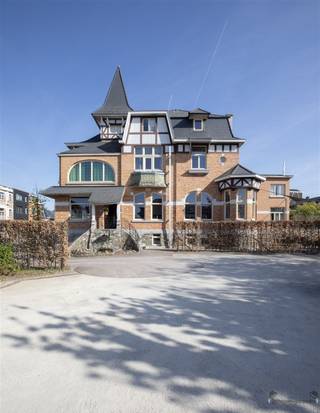 Op een steenworp van het centrum van Hasselt, langs de Kuringersteenweg, bevindt zich een uitzonderlijk eigendom dat geschiedenis, architectuur...