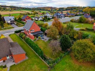 <br /><br />GERENOVEERDE VILLA met PRACHTIG OPEN ZICHT op GROEN. Deze STIJLVOLLE WONING werd de voorbije jaren KAWALITATIEF GERENOVEERD met oog voor COMFORT, ENERGIEZUINIGHEID en TIJDLOZE AFWERKING. Ze vormt vandaag een MODERNE GEZINSWONING met een uitzonderlijk gevoel van RUIMTE en LICHT. Dankzij haar DEGELIJKE STRUCTUUR en STRAKKE AANBOUW combineert ze KLASSIEKE CHARME met HEDENDAAGS WOONCOMFORT.<br />Via de inkomhall heeft u op het gelijkvloers toegang tot de ruime woonkamer, een polyvalente ruimte met mogelijkheden en een gastentoilet. Verder bevindt zich op deze verdieping een uitbouw met volledig ingerichte keuken en open zicht op de tuin. Op de 1ste verdieping bevinden zich 3 slaapkamers, een badkamer en een bureauruimte. Via deze ruimte heeft u op de 2de verdieping toegang tot de ruime zolder met talloze mogelijkheden. Daarnaast werd de woning volledig onderkelderd en voorzien van een inpandige garage. <br />Buitenshuis bevindt zich een aangename groene tuin met zonnig terras, waar u kan genieten van rust en natuur. <br /><br />Adres: Ninoofsesteenweg 581 te Ronse<br /><br />EPC: 227 kWh/m², G-score en P-score A, Geen renovatieverplichting van toepassing