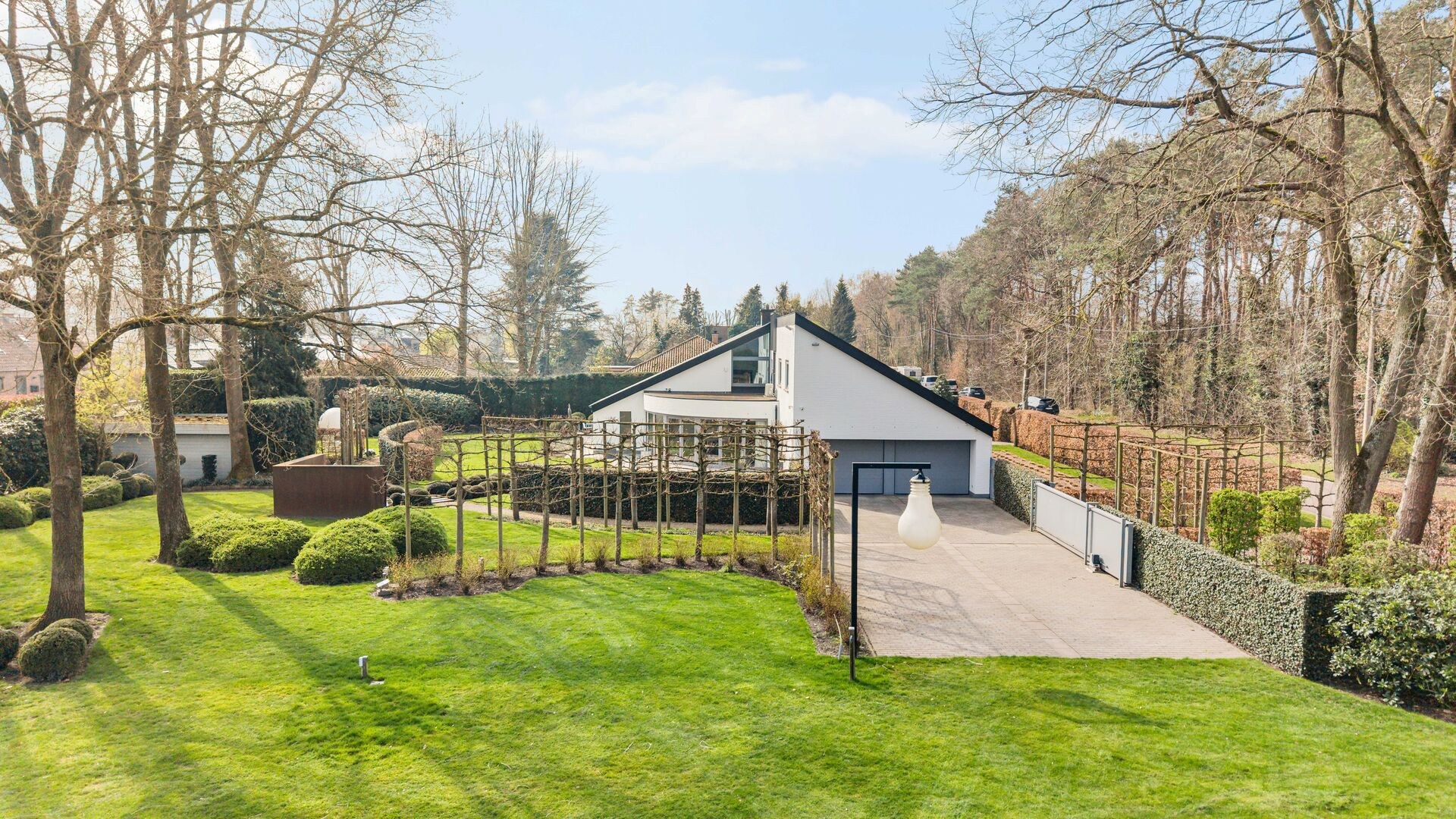 Exclusieve architecturale villa op toplocatie en prachtige tuin op een perceel van 3364m² in Zutendaal. - foto 4