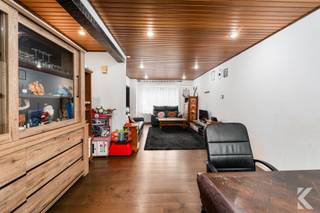 <p><strong>Energiezuinige gezinswoning met 3 ruime slaapkamers, 2 badkamers en zonnige koer</strong></p><p>Op een gunstige ligging, vlakbij winkels, scholen, openbaar vervoer en belangrijke invalswegen, bevindt zich deze grotendeels gerenoveerde rijwoning met een uitstekende energiescore (EPC A). Het strand ligt op minder dan 1 km afstand en het centrum bereikt u in slechts enkele minuten met de fiets.</p><p>De woning onderging de voorbije jaren ingrijpende renovaties. Zo werden onder meer het dak volledig vernieuwd en geïsoleerd, de gevels geïsoleerd, de elektriciteit vernieuwd en conform gekeurd, en alle ramen vervangen door hoogrendementsbeglazing (triple en HR-glas). Bovendien zorgen de 10 zonnepanelen voor een extra lage energiefactuur.</p><p><strong>Indeling</strong></p><p><strong>Gelijkvloers</strong></p><ul><li>Inkomhal</li><li>Ruime berging, ideaal voor fietsen en extra opslag</li><li>Gezellige leefruimte</li><li>Aparte keuken</li><li>Badkamer met ligbad, lavabo, toilet en aansluiting voor wasmachine</li><li>Zonnige, onderhoudsvriendelijke koer met zuidwestoriëntatie</li><li>Extra buitenberging</li></ul><p><strong>Eerste verdieping</strong></p><ul><li>Nachthal</li><li>2 ruime slaapkamers</li></ul><p><strong>Tweede verdieping</strong></p><ul><li>Zeer ruime derde slaapkamer</li><li>Recent vernieuwde tweede badkamer met dubbel lavabomeubel, toilet en bad met douchemogelijkheid</li></ul><p>Extra comfort wordt geboden door de elektrisch bedienbare rolluiken in de woonkamer en slaapkamers.</p><p>Deze woning combineert ruimte, energiezuinigheid en een uitstekende ligging. Met slechts enkele persoonlijke opfriswerken creëert u hier een eigentijdse thuis waar u jarenlang zorgeloos kunt wonen.</p><p><strong>Troeven</strong><br />✔ EPC A<br />✔ 10 zonnepanelen<br />✔ Conforme elektrische installatie<br />✔ Dak en isolatie vernieuwd<br />✔ 3 ruime slaapkamers<br />✔ 2 badkamers<br />✔ Zuidwestgerichte koer<br />✔ Nabij strand, winkels en scholen</p>