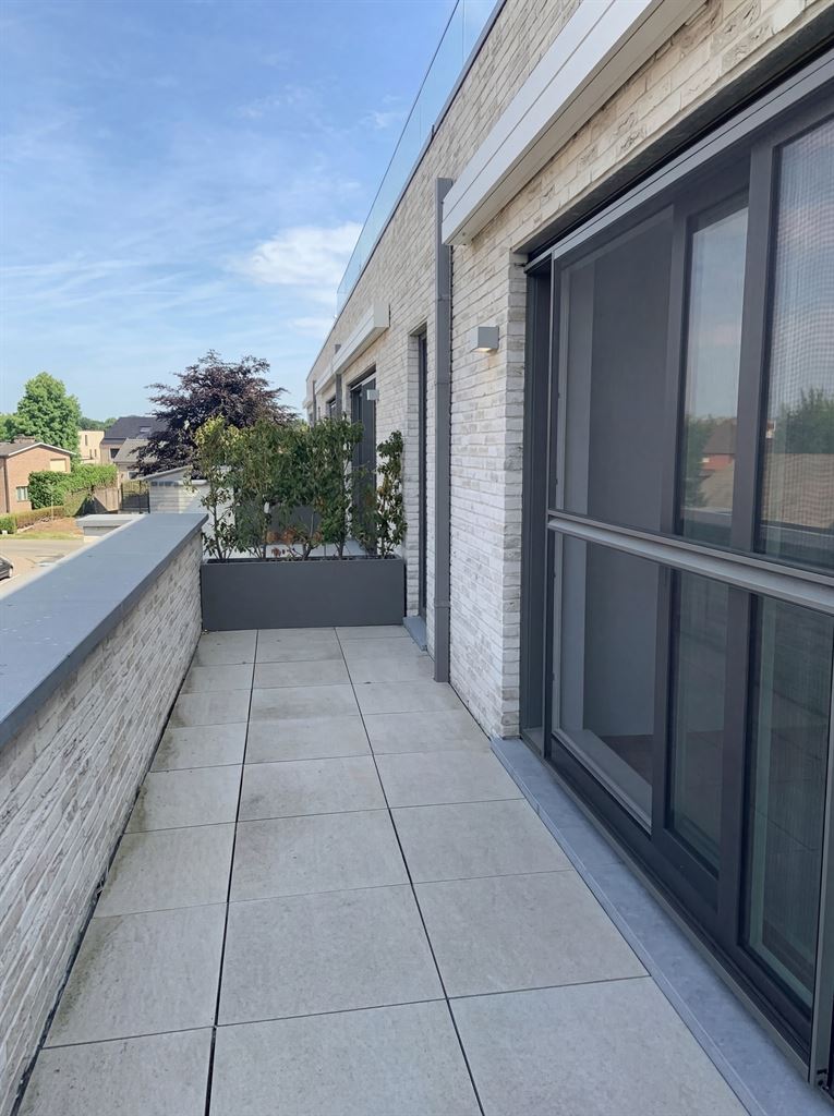 Ruim appartement met 2 slaapkamers, terras en autostaanplaats. - foto 3