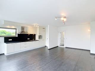 <p>Dit ruime appartement met 2 slaapkamers te huur in Herent biedt een aangename combinatie van comfort, functionaliteit en een rustige ligging met uitzicht op de omliggende velden. Dankzij de doordachte indeling, de buitenruimte en de praktische voorzieningen vormt dit appartement een ideale woonplek voor wie op zoek is naar comfortabel wonen nabij Leuven.</p><p></p><p>Bij het betreden van het appartement kom je terecht in een ruime en lichtrijke living met open keuken. Deze gezellige leefruimte vormt het centrale hart van de woning en biedt voldoende plaats voor een comfortabele zithoek en een ruime eetplaats. De open keuken sluit naadloos aan op de leefruimte en creëert een aangenaam gevoel van openheid. Aansluitend bevindt zich een gesloten berging die extra opslagruimte biedt voor voorraad, huishoudtoestellen en dagelijkse benodigdheden.</p><p></p><p>Het appartement beschikt over twee volwaardige slaapkamers die flexibel kunnen worden ingericht als slaapkamer, kinderkamer, bureau of hobbyruimte. De badkamer is praktisch ingericht en sluit perfect aan bij het comfort van de woning.</p><p>Een van de grote troeven van dit appartement is het terras met open uitzicht op de velden. Hier geniet je in alle rust van de buitenlucht en een groene omgeving, ver weg van de dagelijkse drukte.</p><p></p><p>Daarnaast beschikt het appartement over een garage, een ruime kelderberging en de mogelijkheid om buiten te parkeren. Deze extra voorzieningen zorgen voor een hoog gebruiksgemak en voldoende opslag- en parkeermogelijkheden.</p><p></p><p>De ligging in Herent is bijzonder aantrekkelijk dankzij de combinatie van rust en bereikbaarheid. Winkels, openbaar vervoer, scholen en belangrijke verbindingswegen bevinden zich binnen handbereik. Bovendien bereik je Leuven vlot, wat deze locatie interessant maakt voor pendelaars en iedereen die graag dichtbij stedelijke voorzieningen woont zonder in te boeten aan woonkwaliteit.</p><p></p><p>De maandelijkse huurprijs bedraagt 1.050 euro. Daarnaast is er een provisie van 95 euro per maand voor de gemeenschappelijke kosten en een voorschot van 160 euro per maand voor gas en water. Elektriciteit wordt individueel afgerekend.</p><p></p><p>Ben je op zoek naar een ruim appartement met 2 slaapkamers, terras, garage en uitzicht op het groen in Herent? Plan nu je bezoek via www.living-stone.be! </p>