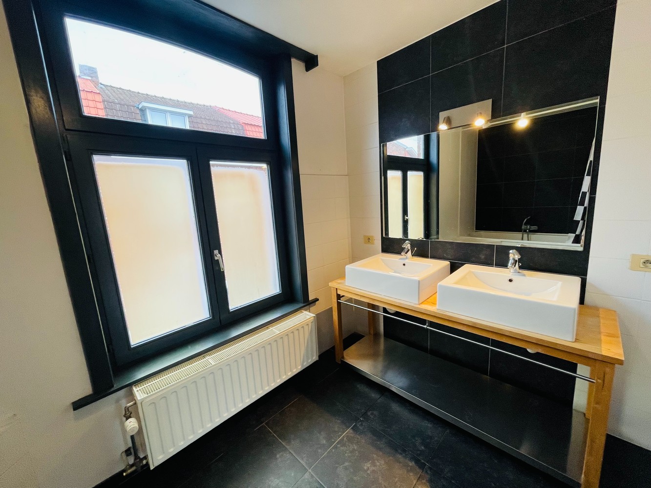 Assebroek, leuk ENERGIEZUINIG gezellig  instapklaar woonhuis met 3 SLAAPKAMERS en tuintje - photo 4