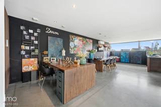 <p>Deze ruime woning met een bewoonbare oppervlakte van maar liefst 468 m² is gelegen op een perceel van 919 m² in de Molenstraat te Sint-Katelijne-Waver. Dankzij de veelzijdige indeling is deze eigendom ideaal voor wie op zoek is naar een combinatie van wonen en werken, kangoeroewonen of een woning met extra polyvalente ruimtes. Bovendien geniet de woning van een gunstig EPC-label A.<br /><br />Op het gelijkvloers bevindt zich een volledig ingerichte ruimte voor vrij beroep met een eigen inkom. Meteen in het oog springt de prachtige, volledig uitgeruste keuken met kwalitatieve materialen en alle nodige voorzieningen. Deze stijlvolle keuken vormt een echte eyecatcher en maakt de ruimte perfect voor zowel professioneel als privégebruik. Verder beschikt deze verdieping over eigen sanitair.<br /><br />Daarnaast is er op het gelijkvloers een afzonderlijk appartement met eigen ingang voorzien. Dit appartement omvat een gezellige leefruimte met open keuken en zicht op de tuin, evenals een badkamer. Ideaal als kangoeroewoning of gastenverblijf.<br /><br />Via de trap bereiken we de eerste verdieping, waar de ruime en lichtrijke leefruimte meteen opvalt dankzij de grote raampartijen. Aansluitend bevindt zich de volledig ingerichte open keuken. Verder werd op deze verdieping een bureauruimte voorzien. De slaapkamer beschikt over een inloopdressing en aansluitende badkamer met inloopdouche, ligbad en lavabo. Vanuit deze verdieping is er toegang tot het ruime terras met zicht op de tuin.<br /><br />Op de tweede verdieping werd de zolder volledig ingericht tot een extra leefverdieping met een slaapkamer, badkamer met inloopdouche en een polyvalente leefruimte.<br /><br />De woning beschikt verder over een ruime tuin waar u in alle rust kan genieten van het buitenleven. Dankzij de doordachte indeling, vele mogelijkheden en energiezuinige score is deze eigendom een unieke opportuniteit voor wie op zoek is naar ruimte, comfort en flexibiliteit.<br /><br />Meer info via valerie.vdk@imovastgoed.be of via 015/34.34.54.</p>
<p>Benieuwd naar de waarde van uw eigen eigendom? Wij helpen u graag met een vrijblijvende waardebepaling.</p>