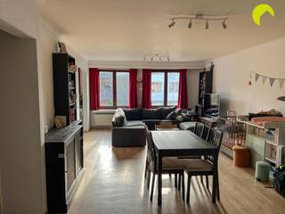 <p><span>Op een uitstekende locatie te Berchem, vinden we dit ruim 2-slpk appartement in een rustig gebouw. Het openbaar vervoer (bus en tram), tal van winkels en heel wat groenvoorzieningen zijn vlakbij gelegen. Zo vinden we het Nachtegalenpark, park Den Brandt,... op wandelafstand van het appartement. Verder is er ook een uitstekende verbinding met de autosnelwegen dankzij de directe nabijheid van diverse belangrijke invalswegen. </span></p><p><span> </span></p><p><span>Indeling:</span></p><p><span> </span></p><p><span>Via de gemeenschappelijke inkomhal komen we binnen in het gebouw en gaan we met de trap tot de 2e verdieping. We stappen binnen in de hal (+/-2m²) met vestiaire mogelijkheid en apart toilet van waaruit men toegang heeft tot de lichte en ruime woonkamer (+/-32m²) met aansluitend de ingebouwde open keuken (+/-8m²). De keuken is voorzien van een spoelbak, koelkast, keramisch kookvuur, combi-oven, plaats en aansluiting microgolfoven, plaats en aansluiting vaatwasser en voldoende bergruimte. </span></p><p><span> </span></p><p><span>Lopen we verder door naar achteren, vinden we de 2 ruime slaapkamers (16m² en 10m²) en de verzorgde badkamer (+/-9m²) welke voorzien is van een dubbel lavabomeubel met spiegelkast, ligbad met douchescherm en een handdoekradiator. Hiernaast zijn er nog 2 bergingen (2m² en 5m²) voorzien waar zich de aansluiting voor wasmachine en droogkast bevindt. </span></p><p><span> </span></p><p><span>Tenslotte beschikt het appartement vooraan nog over een autostaanplaats en is er de mogelijkheid om uw fietsen te stallen. </span></p><p><span> </span></p><p><span>Nuttige informatie:</span></p><p><span> </span></p><ul><li><span>Maandelijkse kosten: enkele minuterie gang en ledigen septische put (+/-50 euro per JAAR)</span></li><li><span>Huurwaarborg: 3 maanden</span></li><li><span>Plaatsbeschrijving: €225</span></li><li><span>Beschikbaarheid: 01/10/2026</span></li><li><span>EPC: 190 kWh/m² - label B</span></li></ul><p><span> </span></p><p><span>Boek nu zelf ONLINE uw afspraak in. Surf naar het betreffende eigendom op onze website www.habicom.be en klik op de roze knop 'PLAN EEN BEZOEK'. </span></p><p><span>Kies het moment dat u het beste uitkomt, vul de gevraagde contactgegevens in en klik nadien op verzenden om te bevestigen.</span></p><p><span>Benieuwd naar de waarde van jouw woning? Check het gratis op <span>www.watismijnhuiswaard.be</span></span><span> </span></p><p><span> </span></p><p><span> </span></p><p><span> </span></p>