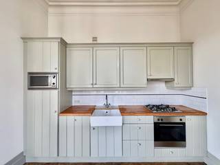 Dit elegante en ruime 2-slaapkamerappartement ligt op de tweede verdieping in de groeiende en levendige wijk Zurenborg, op wandelafstand van leuke cafés, openbaar vervoer en het Centraal Station.<br /><br />Bij het betreden van het appartement komt u binnen in de lichtrijke en ruime leefruimte, die mooi aansluit op de praktische, moderne en open keuken. Het appartement beschikt over twee slaapkamers (+/- 17 m² en +/- 8 m²), elk met een aansluitende badkamer. Verder is er een apart toilet en een praktische berging met aansluiting voor een wasmachine.<br /><br />Bewoners hebben tevens toegang tot het gemeenschappelijk dakterras met een schitterend uitzicht over de stad, en kunnen gebruikmaken van de fitnessruimte met sauna, perfect om te ontspannen na een drukke dag.<br /><br />Huurprijs: €1.400,00 per maand + €175,00 gemeenschappelijke kosten.<br />Elektriciteit en gas zijn individueel.<br />Water met individuele tussenmeter, wordt jaarlijks afgerekend. <br /><br />Het appartement is onmiddellijk beschikbaar. <br /><br />Voor meer informatie of een afspraak voor een bezichtiging kan u contact opnemen via 03 203 02 02 of immo@sidimex.be